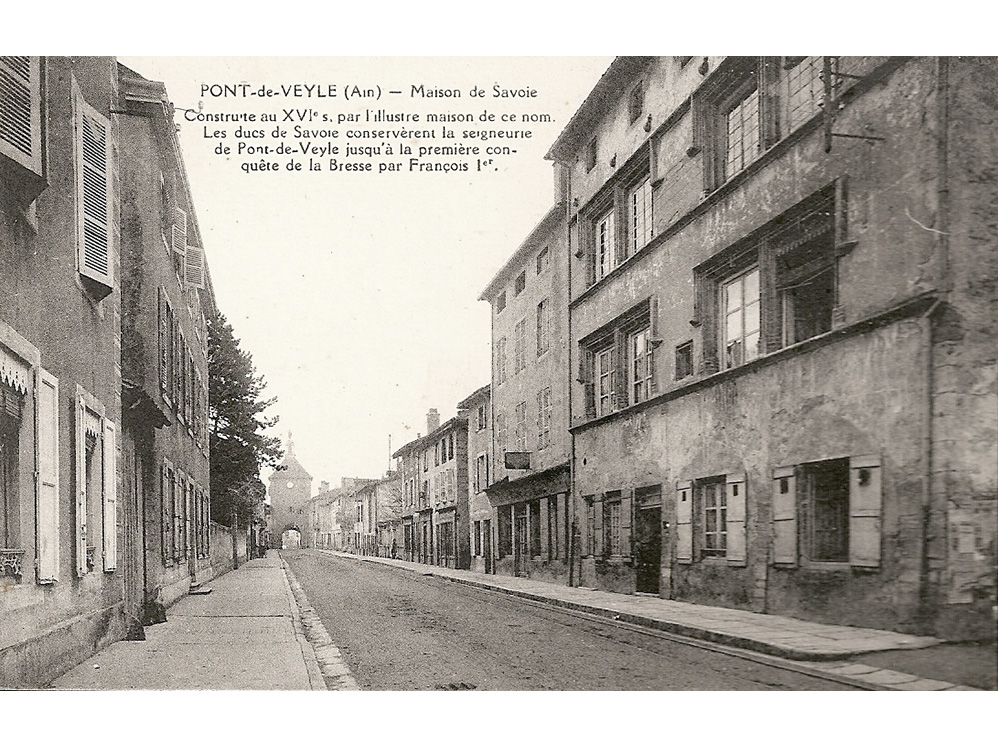 <p>La façade de la maison de Savoie , appelée aussi « logis du gouverneur de Savoie » sur la grande rue avec, au fond, la tour de l’Horloge, au moment de son acquisition par Pierre Larfouilloux en 1937.</p>